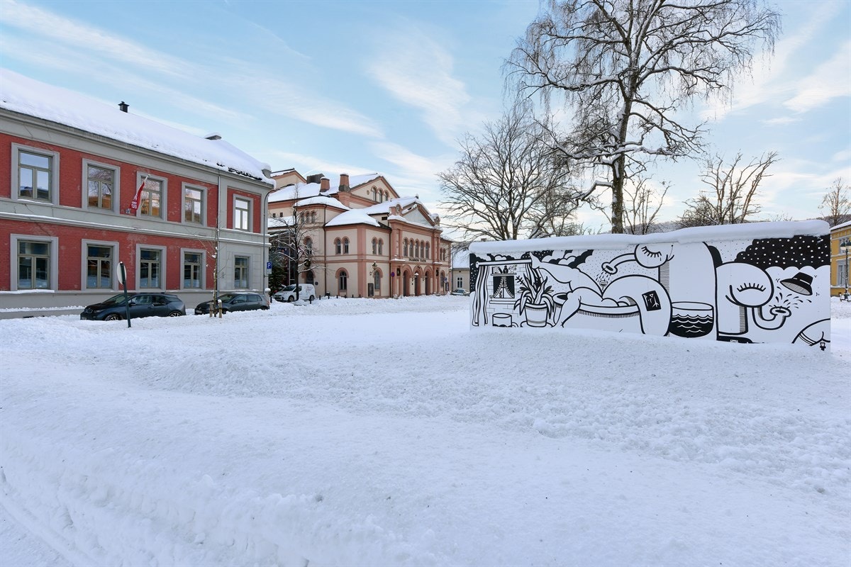Fra bygget er det direkte adkomst til asfaltert fortau med beplantninger, og like ved er det pent opparbeidede grøntarealer. Galleribilde