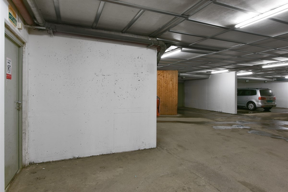 Garasjeplassen har følgende matrikkel (parkeringsplass nr 7 i garasjekjelleren seksjon 1 av eiendommen gnr 114 bnr 386). Galleribilde