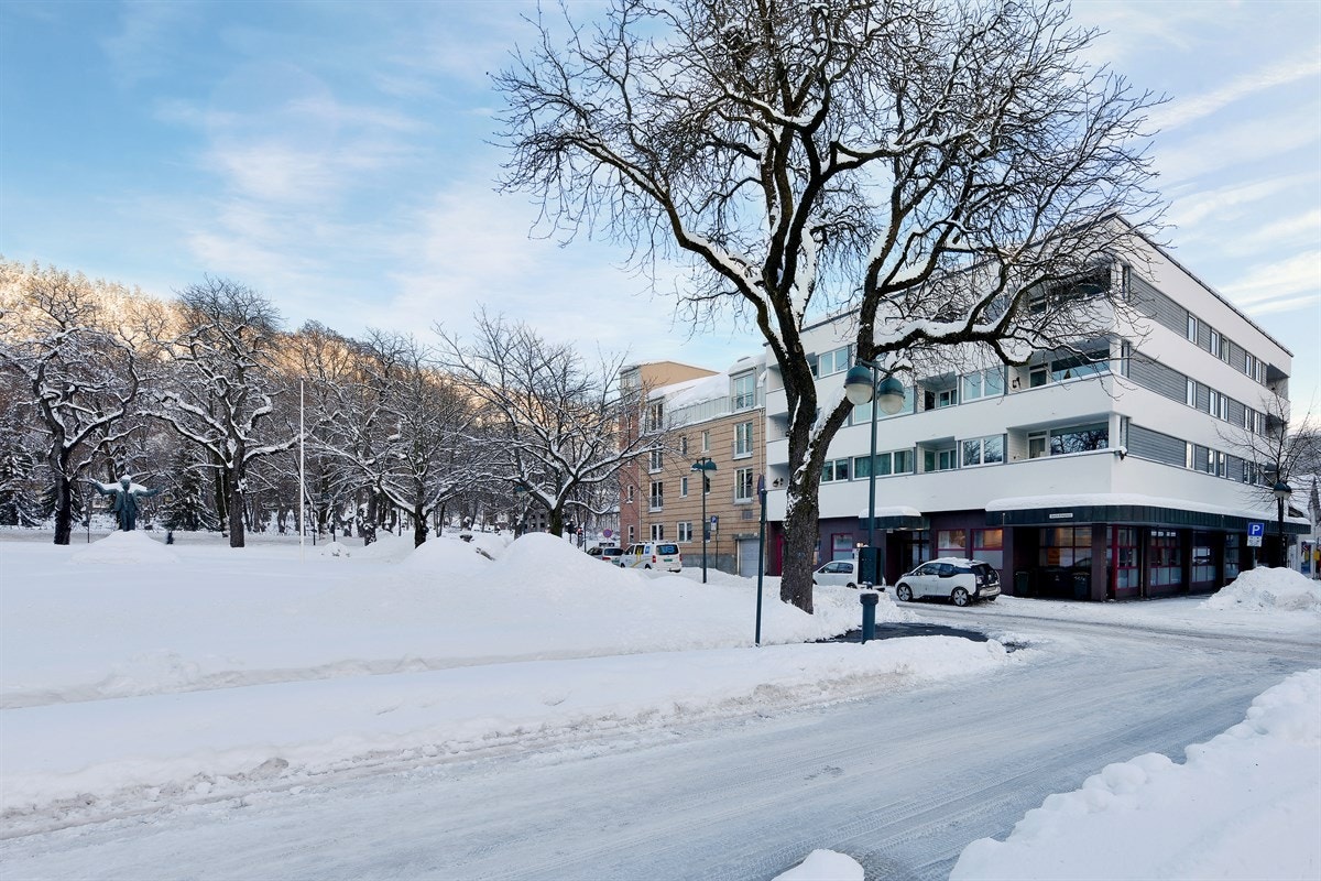 Ved å benytte bil tar det ca. 4 min til Drammen stasjon, 4 min til Gulskogen, 32 min til Oslo S, 33 min til Kongsberg og 61 min til Oslo lufthavn. Galleribilde