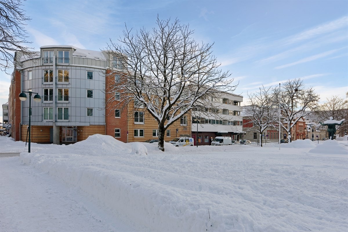 Her stopper TIMEs Expressen. Det er ellers kort gangavstand til Drammen jernbanestasjon hvor også Flytoget har avgang. Galleribilde
