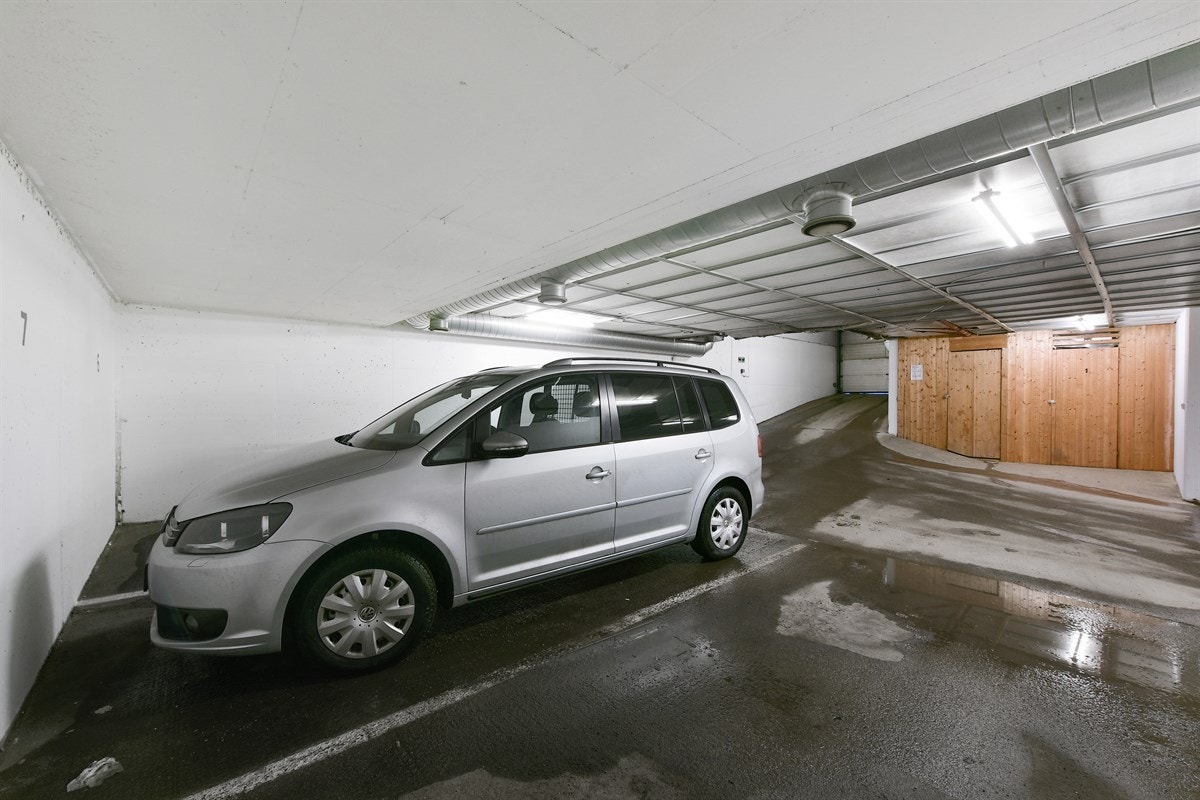 Pris for garasjeplassen er kr 300 000,- inkl mva. i tillegg til kjøpesum. Galleribilde