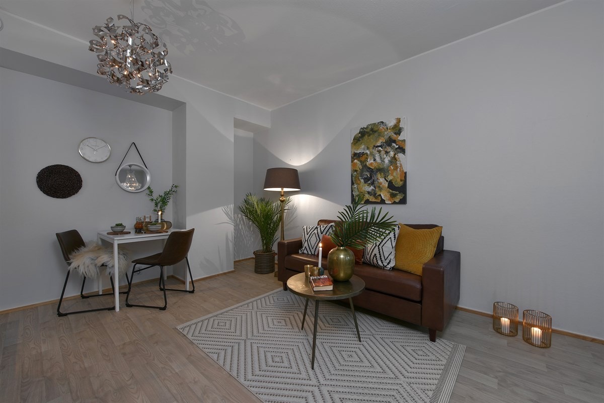 I stuen er det plass til sofaløsning med tilhørende møblement, og det mulighet for et lite spisebord ved nisje i vegg. Galleribilde