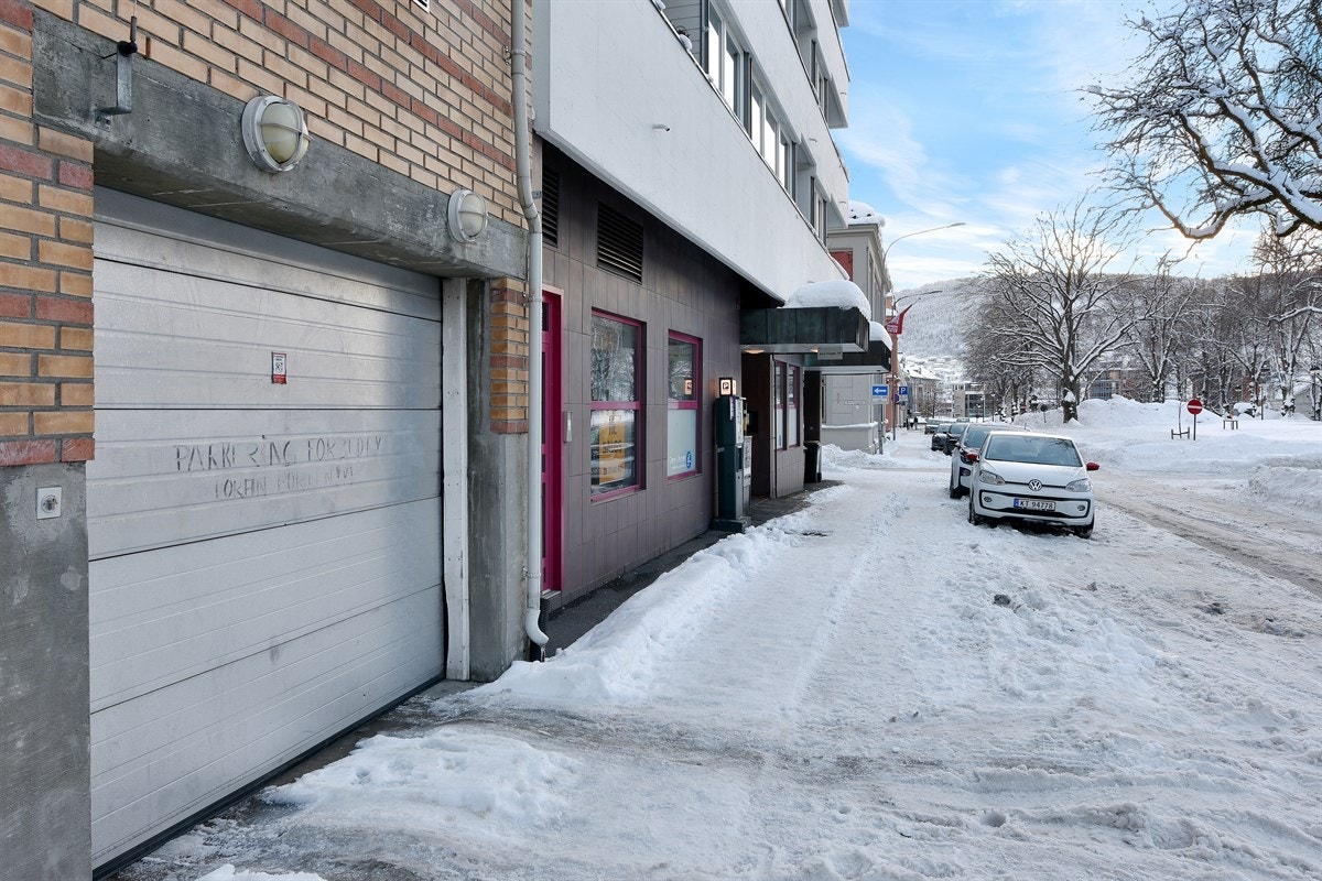Det er mulighet for kjøp av parkeringsplass i et garasjeanlegg i felles kjeller , hvor heis tar deg direkte til etasjeplan. Galleribilde