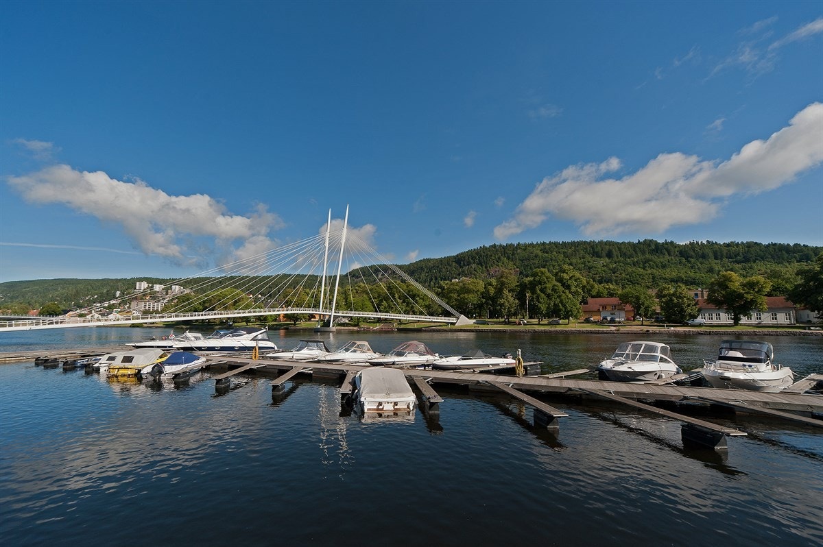 I umiddelbar nærhet ligger torget med et pulserende uteliv og den vakre elvepromenaden med både utendørs servering, grønne lunger og fine badestrender. Galleribilde
