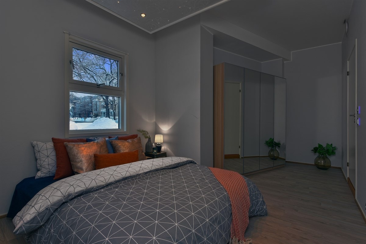 Vegg-i-vegg er det bad og et innredet rom som benyttes som gjesterom. Galleribilde