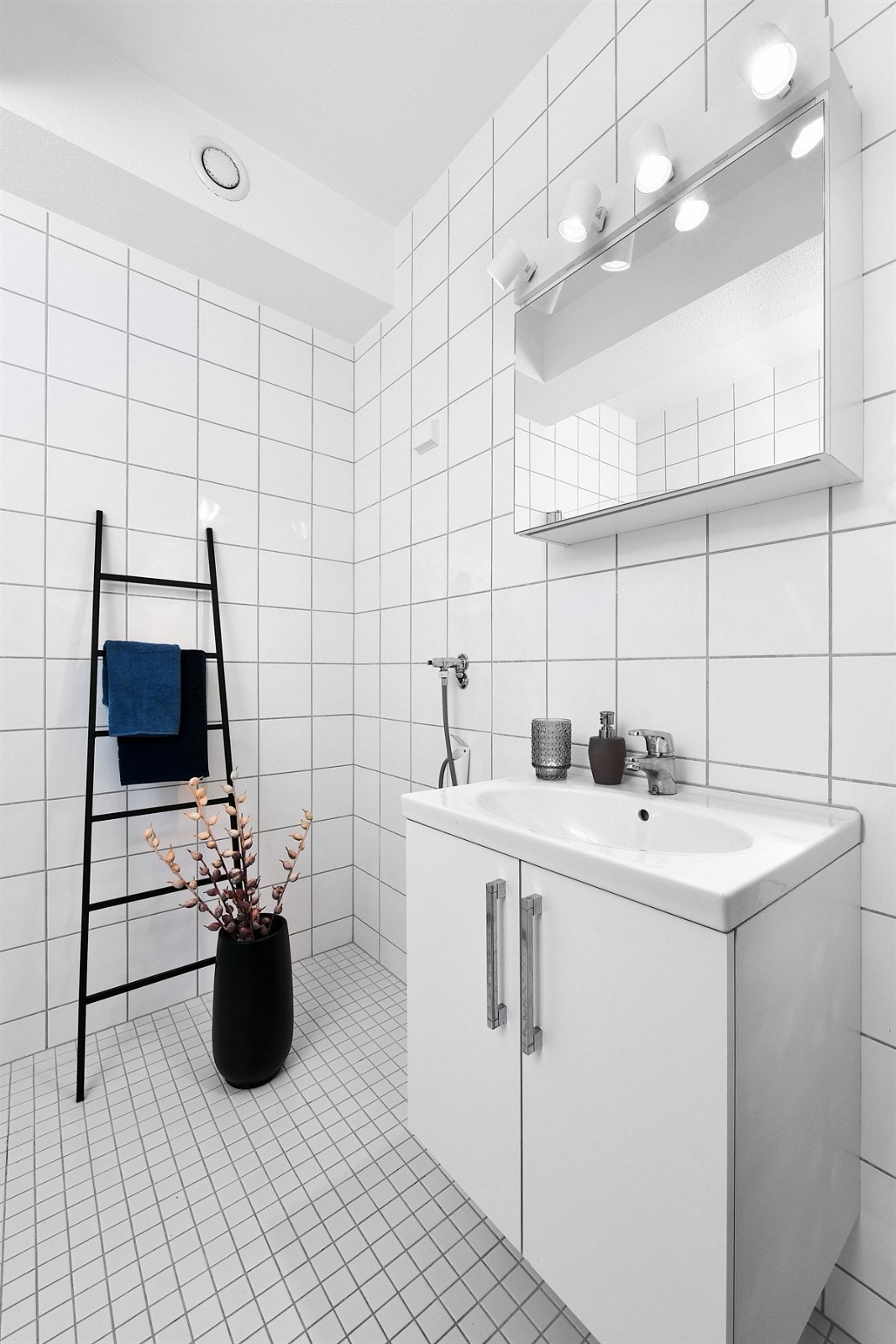 Videre har badet frittstående toalett, dusjhjørne med innfellbare glassdører og røropplegg for vaskemaskin. Galleribilde