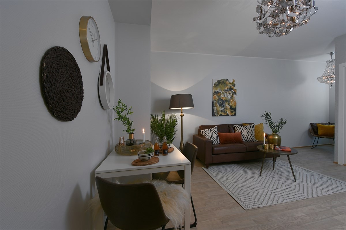 Stuen er smakfullt innredet med laminat på gulv, og veggene er holdt i nøytral, lys farge, noe som gjør det enkelt å tilpasse eget møblement. Galleribilde