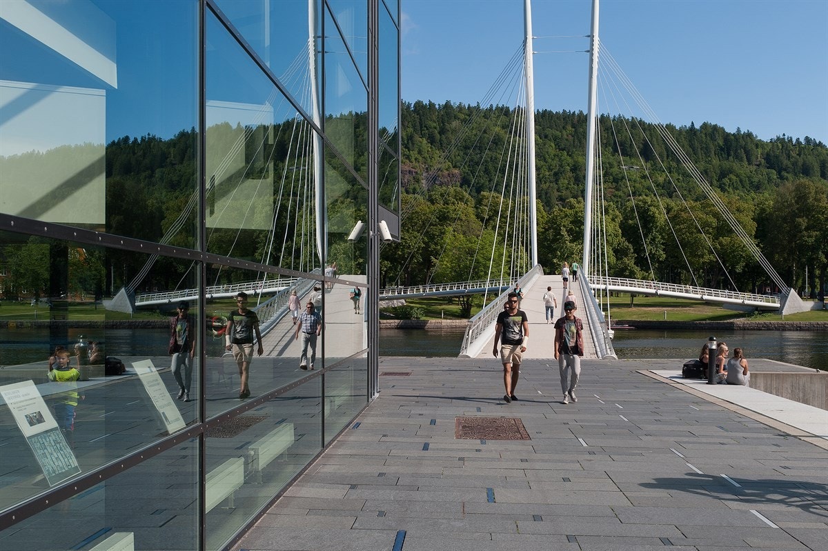 HBV har et bredt studietilbud innenfor en rekke attraktive retninger. I tillegg er det kort vei til Drammensbadet - Norges største badeanlegg, Drammenshallen og idrettsparken på Marienlyst med fotballbaner og skøyteis. Galleribilde