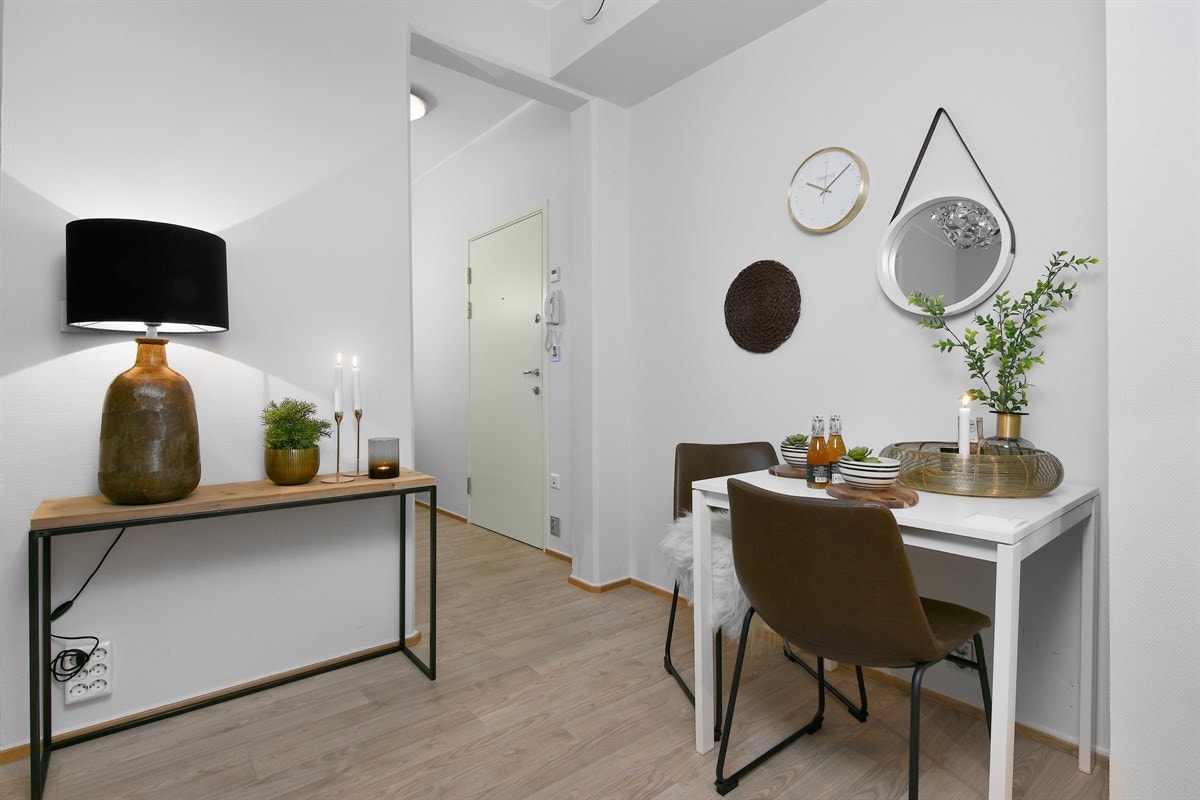 I likhet med øvrige oppholdsrom har entreen laminat på gulv og lyse vegger, noe som gir et innbydende inntrykk av leiligheten. Galleribilde