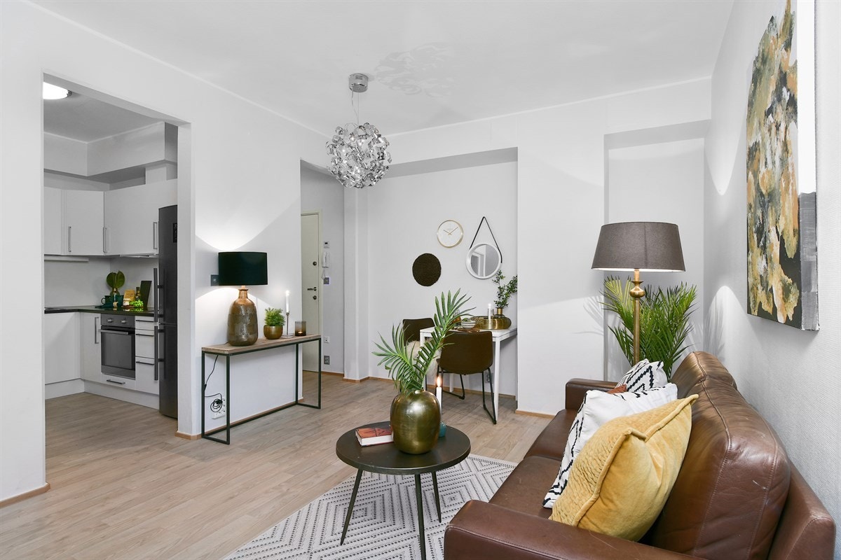 Kjøkkenet ligger i åpen løsning til stuen og har en hendig, nyere innredning bestående av skap og skuffer med relativt god lagringsplass. Galleribilde