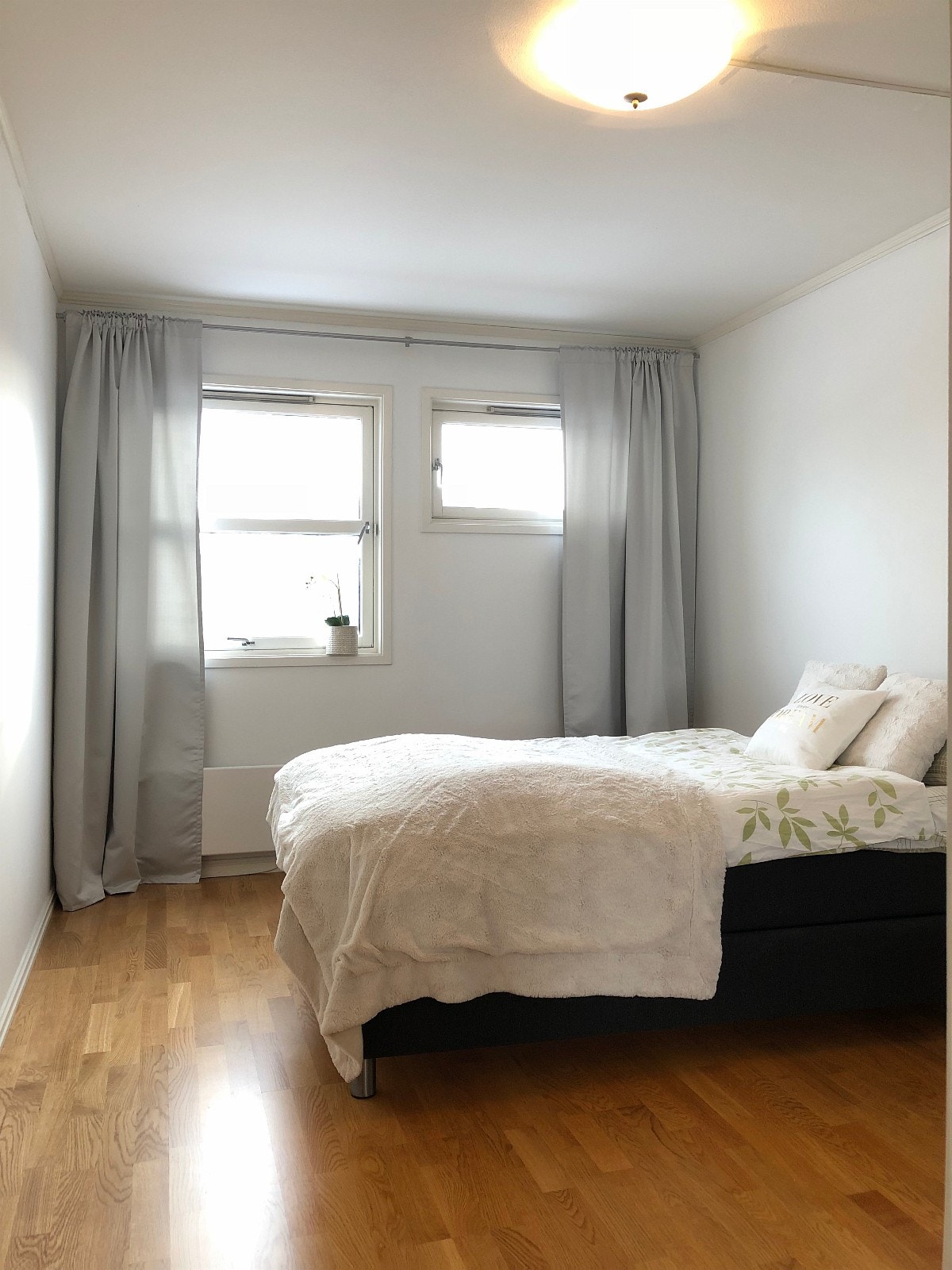 Stort soverom med plass til dobbeltseng Galleribilde