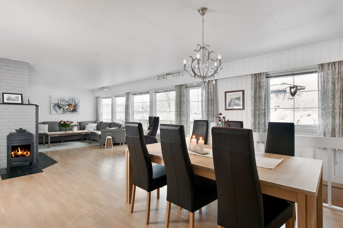 Eneboligen har en lys og meget innbydende stue i første etasje. Galleribilde