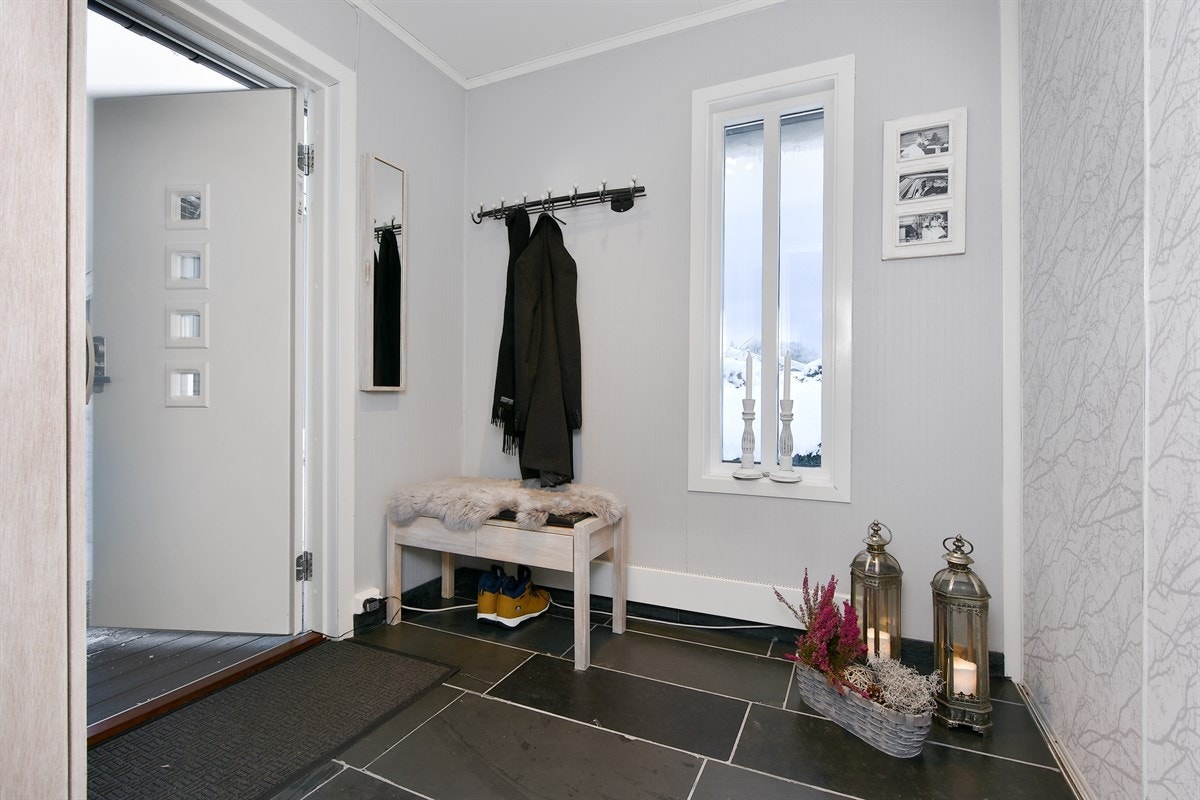 Boligen har for øvrig god lagringsplass i en innvendig bod, lagringskott og i utendørs bod. Galleribilde