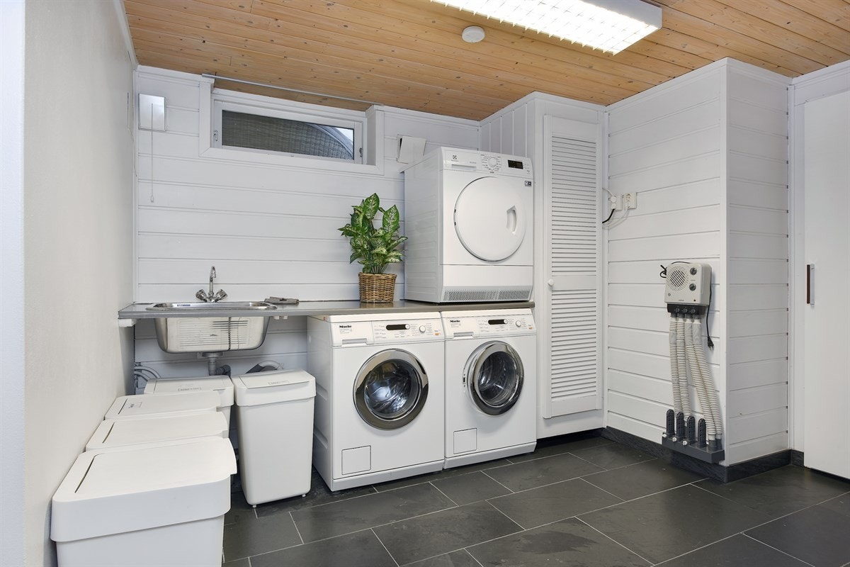 Vaskerommet ligger i kjelleren og er utstyrt med gulvfliser med varme, frittstående skap og laminatbenkeplate med nedfelt utslagsvask i stål. Galleribilde