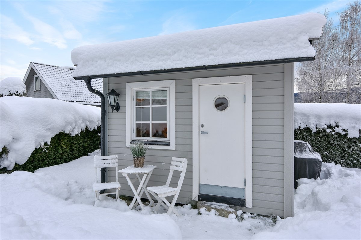 I hagen er det utebod og et frittstående anneks/dukkestue som er fullt isolert og har god standard. Galleribilde