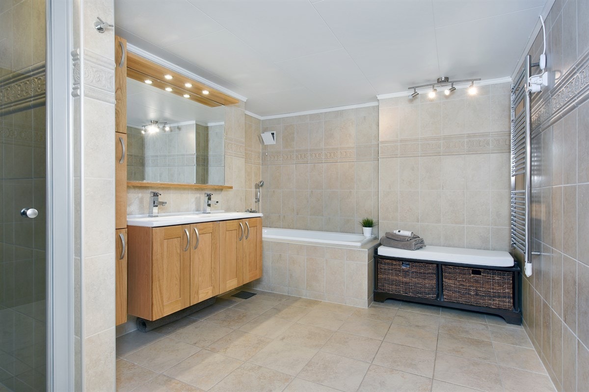 Servantmøblementet består av heldekkende dobbelservant med underskap, høyskap og veggspeil med belysning. Galleribilde