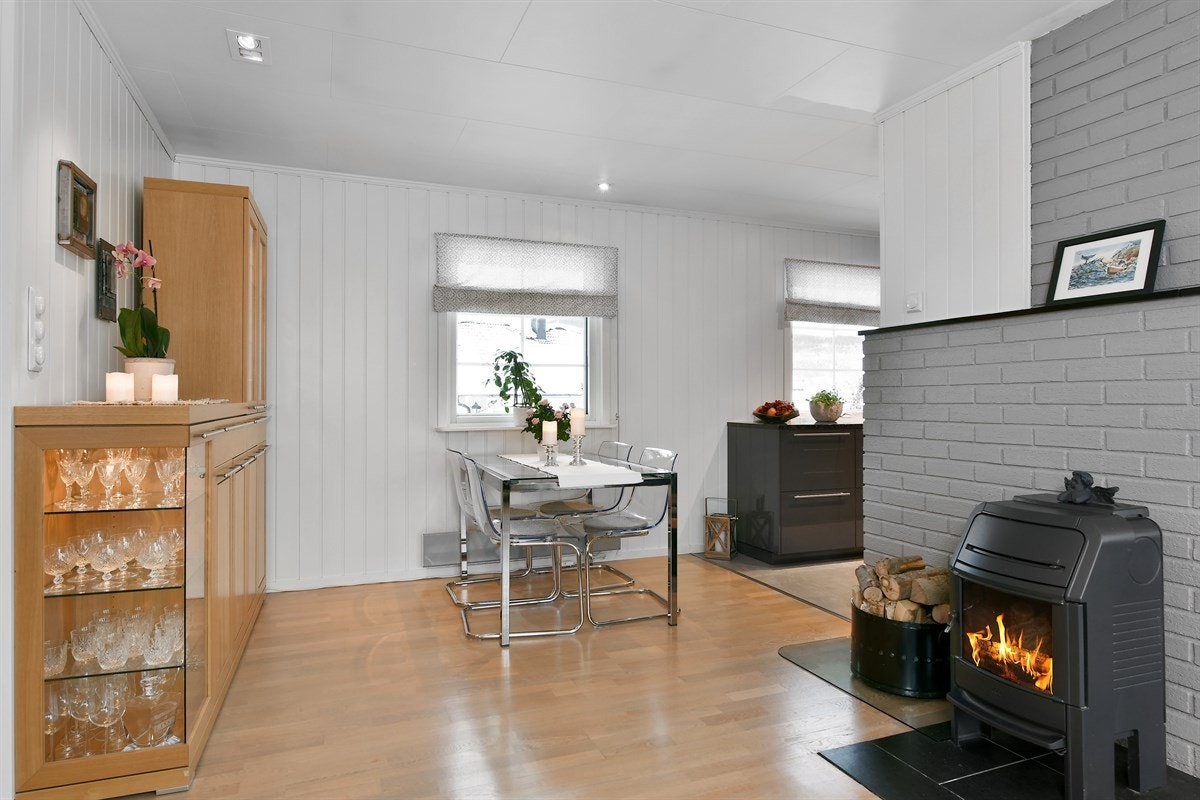 Det er montert vedovn med glassdør som vender ut mot øvrig stueareal. Galleribilde