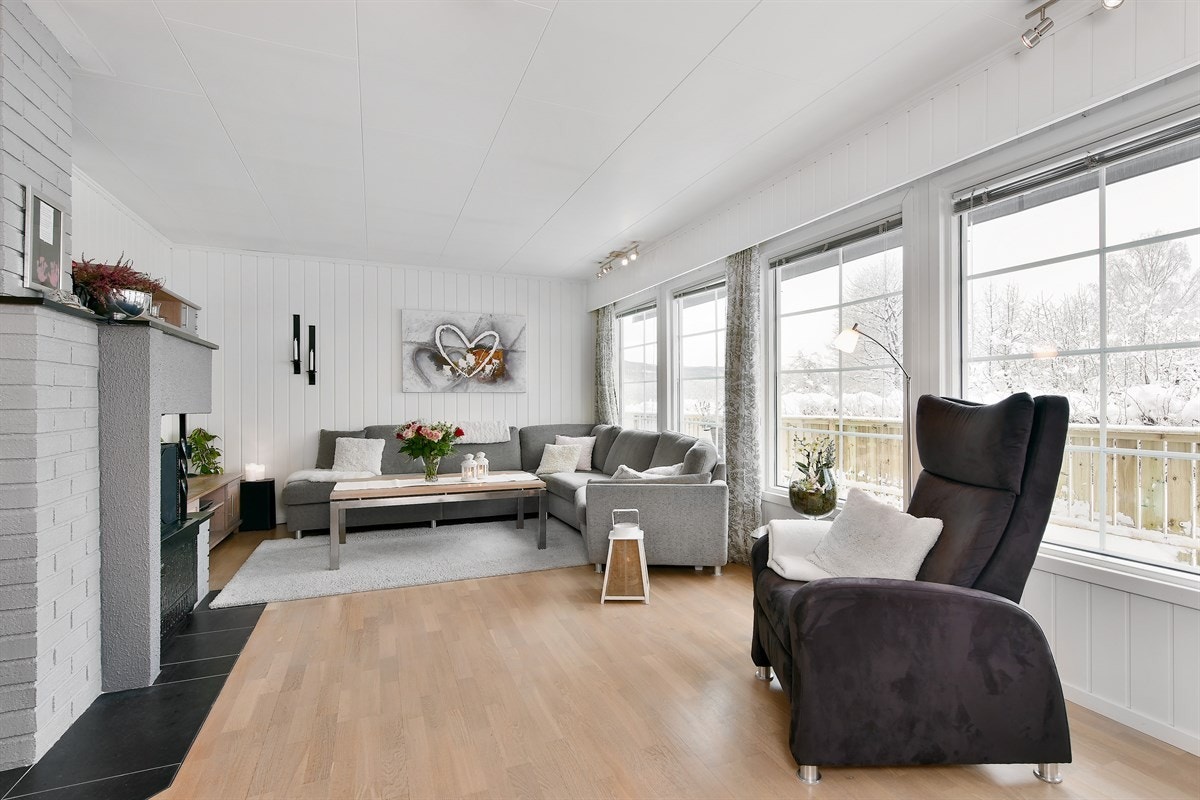 I stuen er det god plass til både spisebord og sofaløsning med tilhørende møblement. Galleribilde