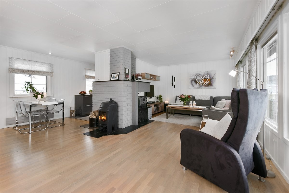 Stuen ligger delvis åpent mot kjøkkenet og har stor møbleringsfrihet. Galleribilde