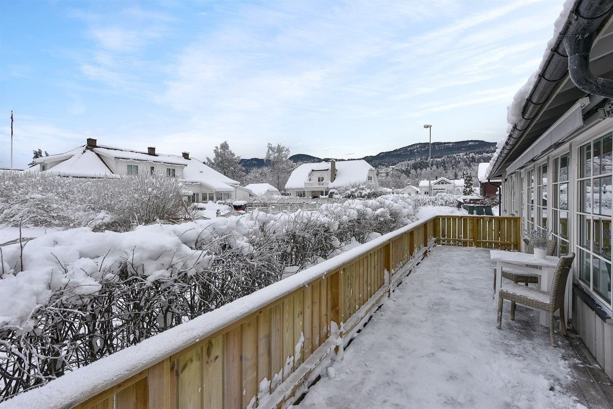 Fra terrassen er det også trappeadkomst til hagen som ligger godt skjermet av langsgående hekk. Galleribilde