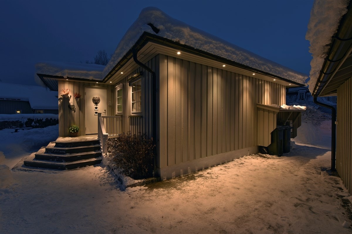 Boligen er meget fint lyst opp med downlights. Galleribilde