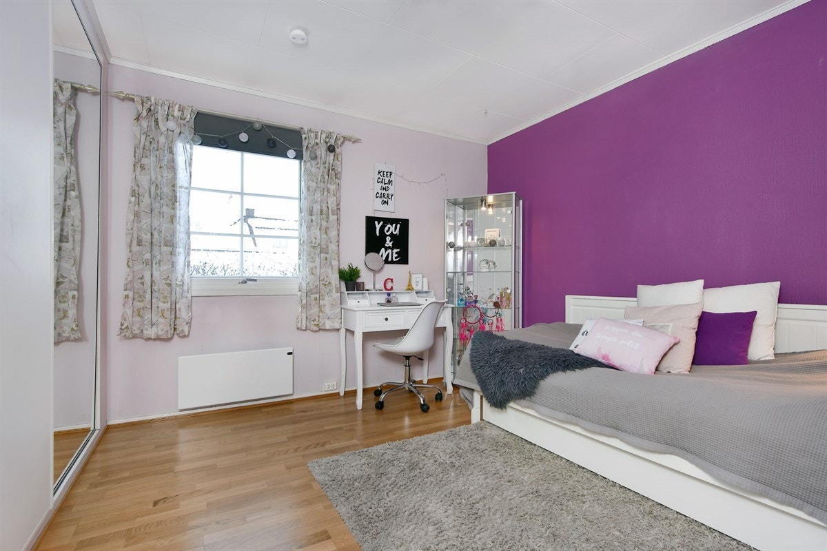 Eneboligen har tre delikate soverom, ett i kjeller og to i første etasje. Galleribilde