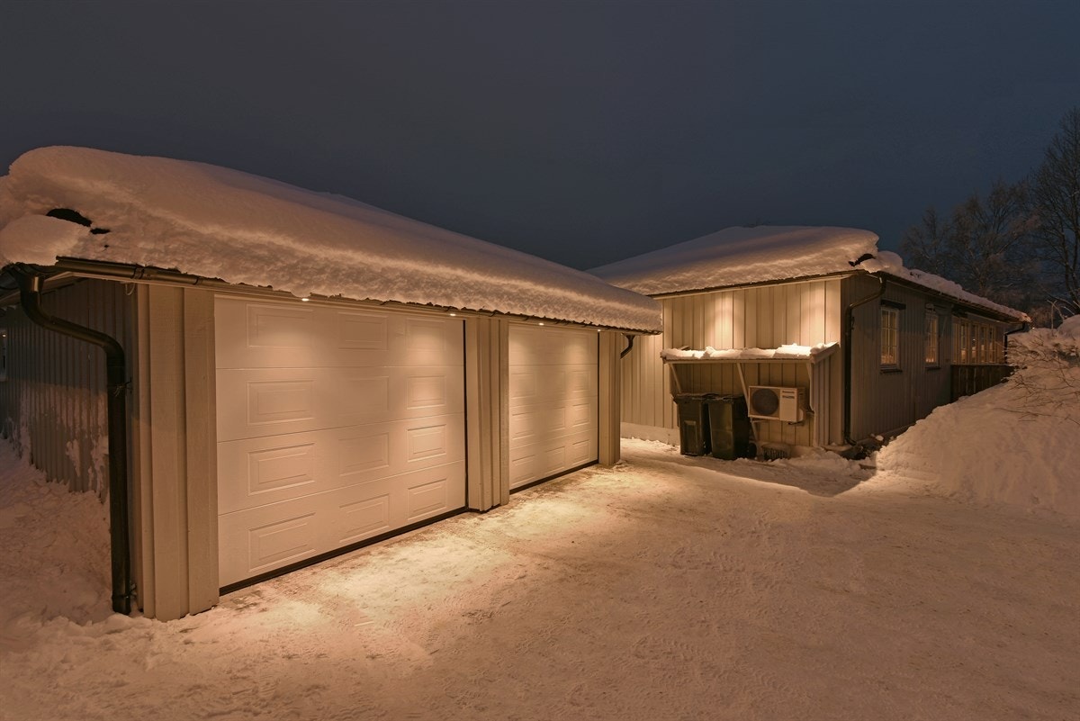 Det er parkering i romslig dobbeltgarasje med elektrisk port. Galleribilde