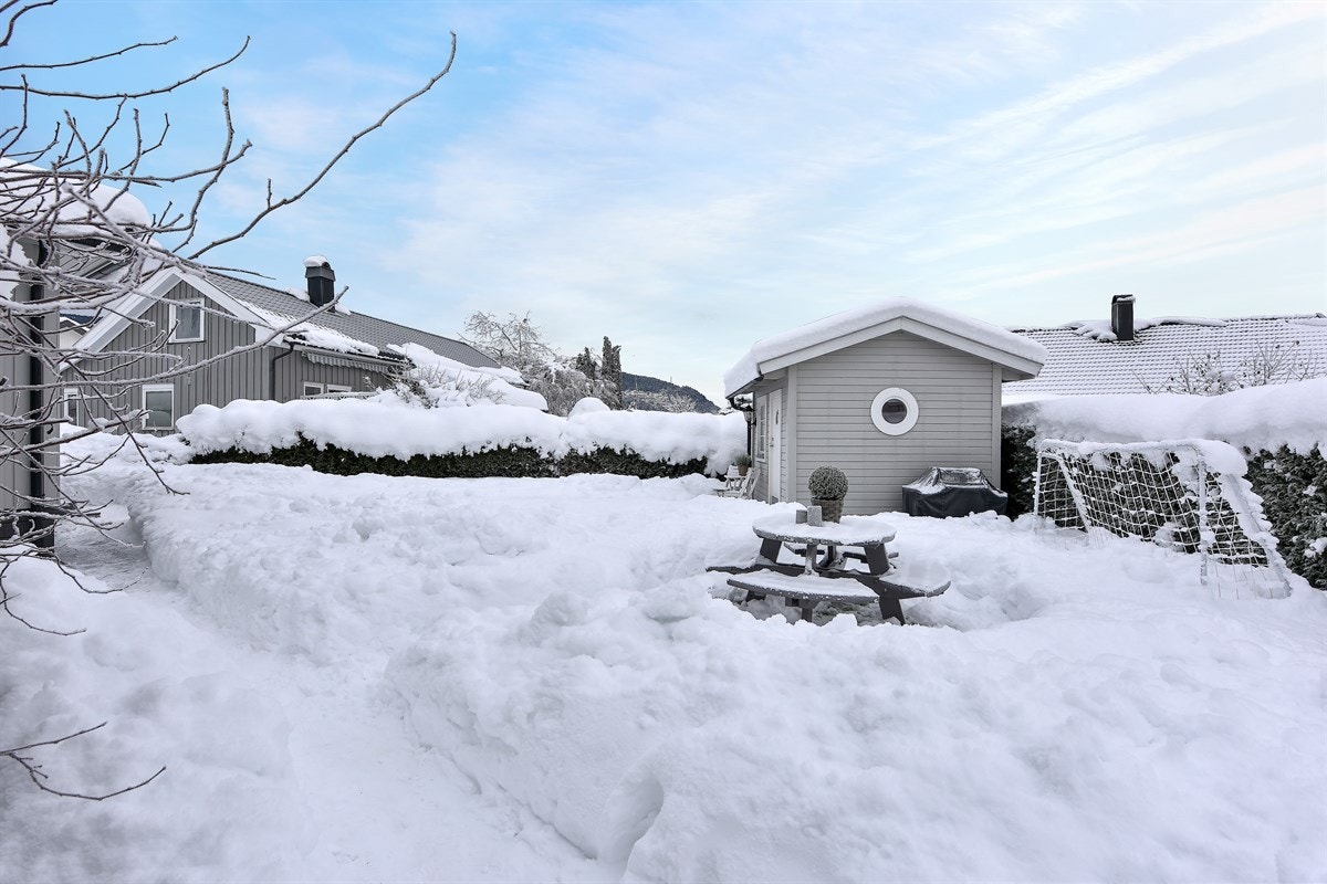 Eiendommen har gangavstand til Krokstad barneskole og Eknes ungdomsskole. Det finnes flere videregående skoler i nærliggende områder, samt et godt utvalg av både private og kommunale barnehager. Galleribilde