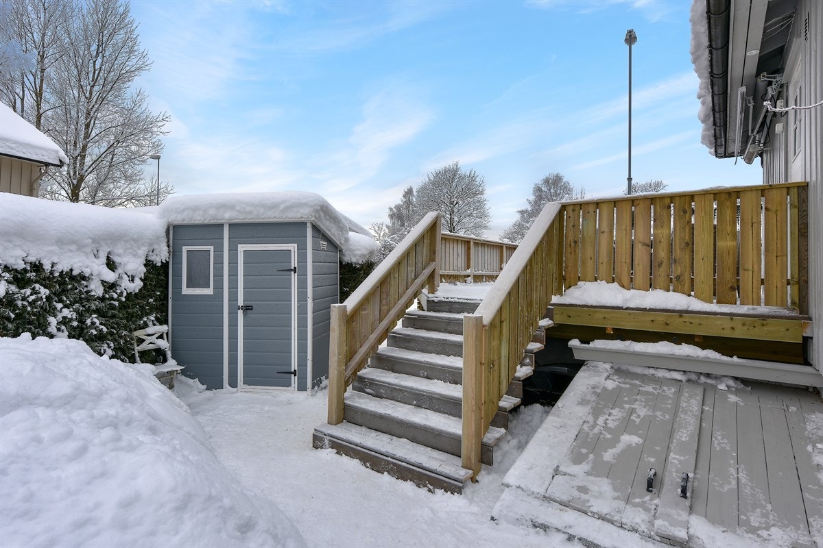 Det er ca. 1 km til Eknes svømmehall, samt ca. 3,4 km til Eiker Golfklubbs 9-hulls bane på Portåsen i Mjøndalen. I Mjøndalen er det i tillegg innendørshall, tennisklubb og treningssenter. Galleribilde