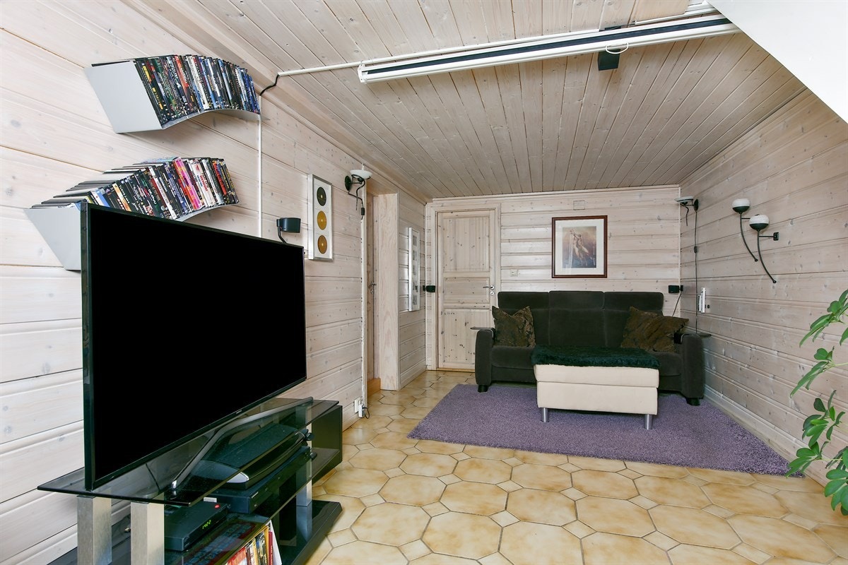 Stuen har gulvfliser og et lite vindu. I kjelleren er det også et romslig kontor som enkelt kan innredes med pult og oppbevaringsmøblement. Galleribilde