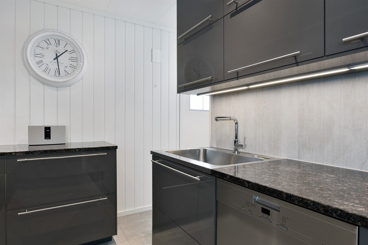 Kjøkkenet har tilknyttet et tørrlager/bod. Galleribilde