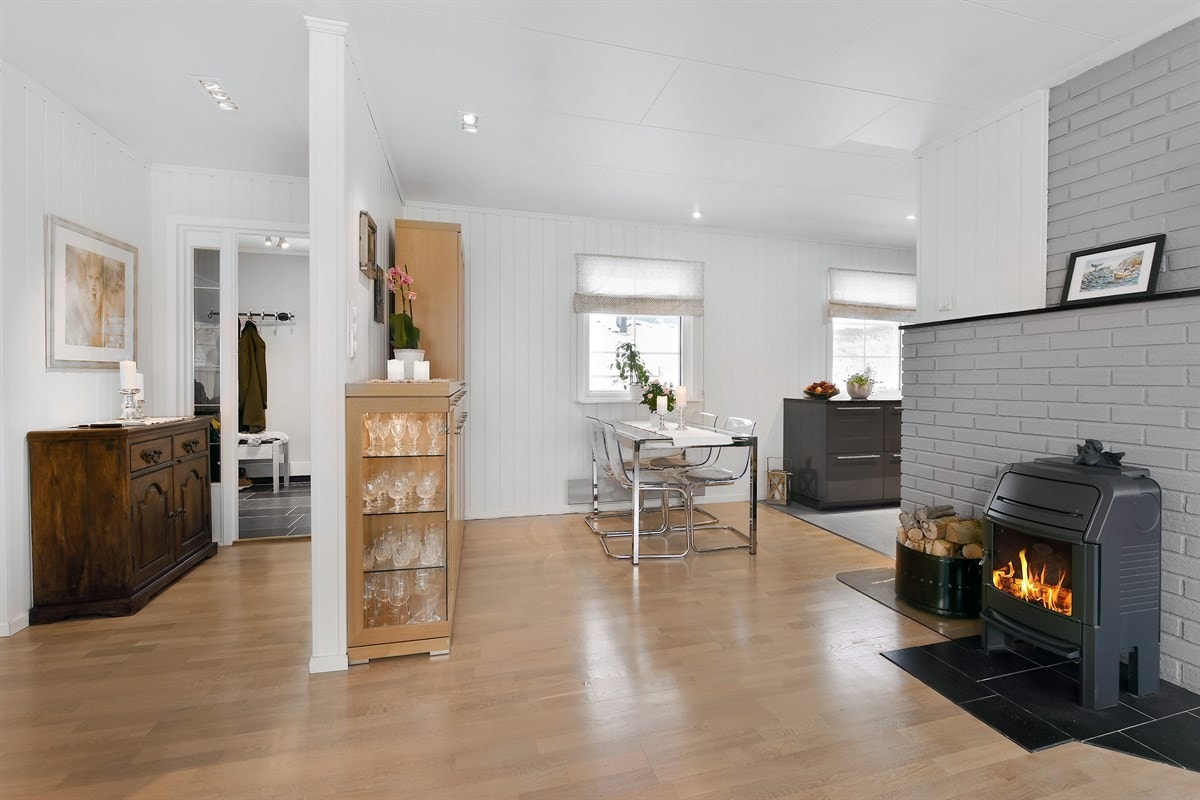 Det er montert vedovn med glassdør som vender ut mot øvrig stueareal. Galleribilde