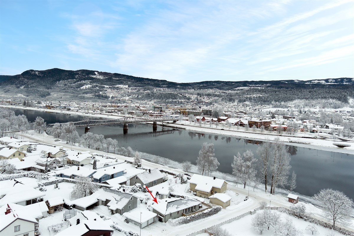 Privatmegleren ved John Granly Steen og Jørgen Braathen Becher har gleden av å presentere denne innholdsrike og pent oppussete enebolig over 2 plan med dobbelgarasje beliggende på Krokstadelva i Nedre Eiker. Galleribilde