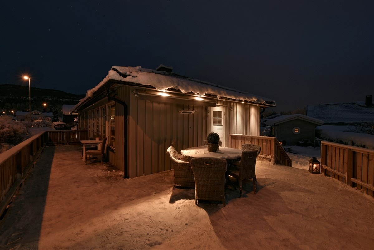 tillegg er det gangavstand til skoler, barnehage, bussholdeplass og togstasjon (ca. 10 min). Det er ikke nødvendig å krysse bilvei for å gå til barneskolen. Galleribilde