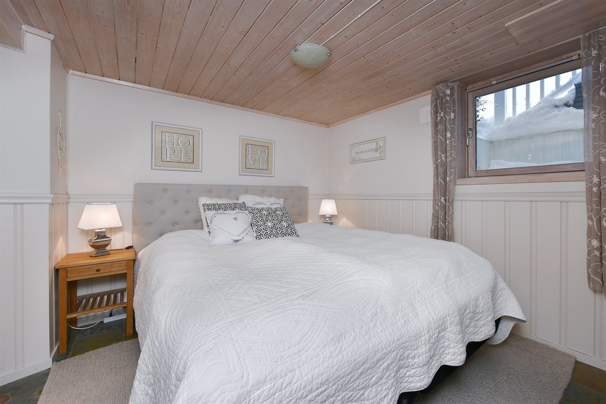 kjelleren ligger hovedsoverommet som har et romslig areal med gulvvarme og direkte adkomst til garderoberom via skyvedører. Galleribilde