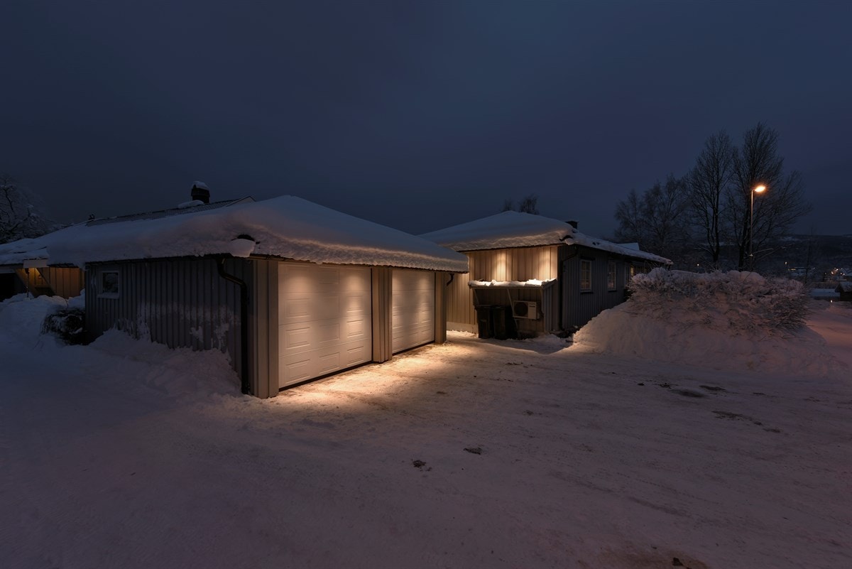Det er parkering i romslig dobbeltgarasje med elektrisk port. Galleribilde