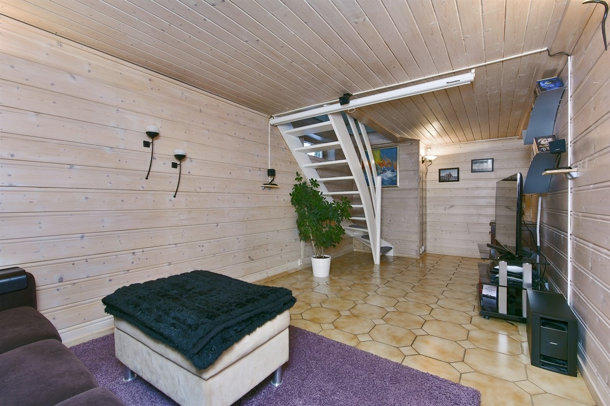 Boligen innehar en koselig kjellerstue med god plass for møblement, noe som gjør det enkelt å få litt privatliv. Galleribilde
