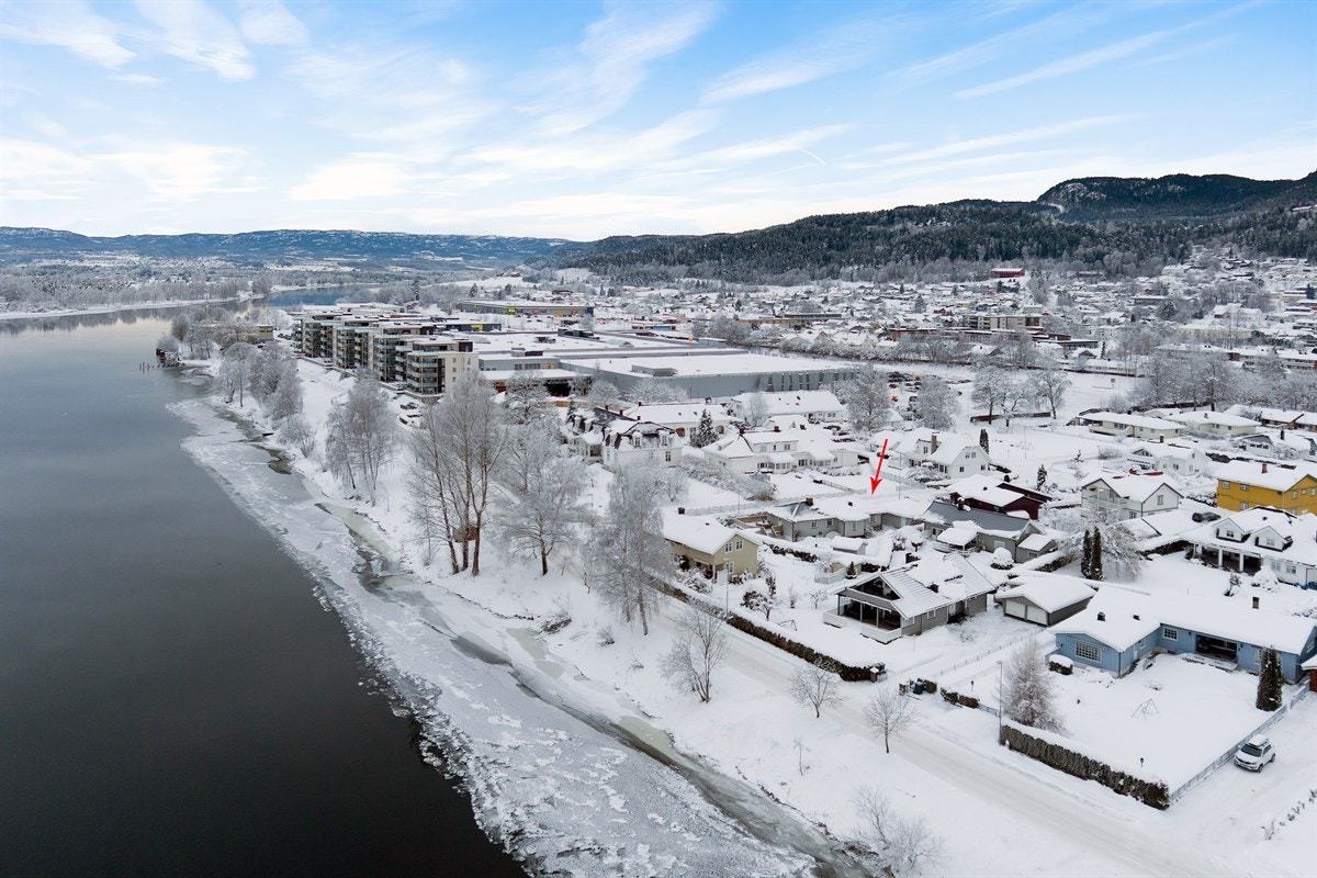 Fra eiendommen er det trygg gangavstand til Krokstad Barneskole, Eknes Ungdomsskole, flere barnehager, Tusenårsplassen, idrettsanlegg, samt buss og Buskerud Storsenter. Galleribilde