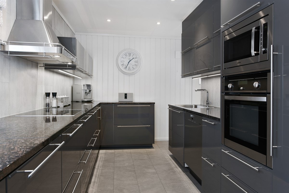 Innredningen har to benke- og skapseksjoner som ligger parallelt mot hverandre, bestående av en rett og en lang hjørneseksjon. Galleribilde