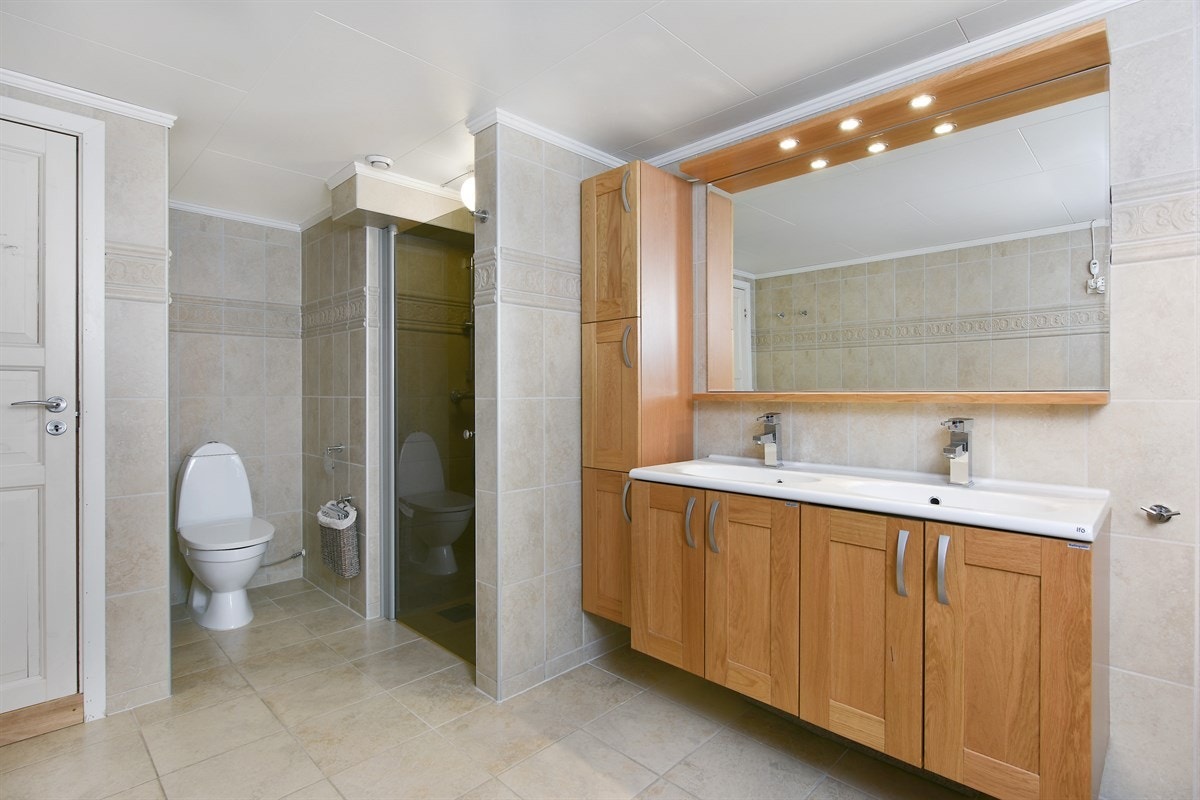 Badet i kjelleren er svært romslig og innehar helflisede vegger og gulv med varme. Galleribilde