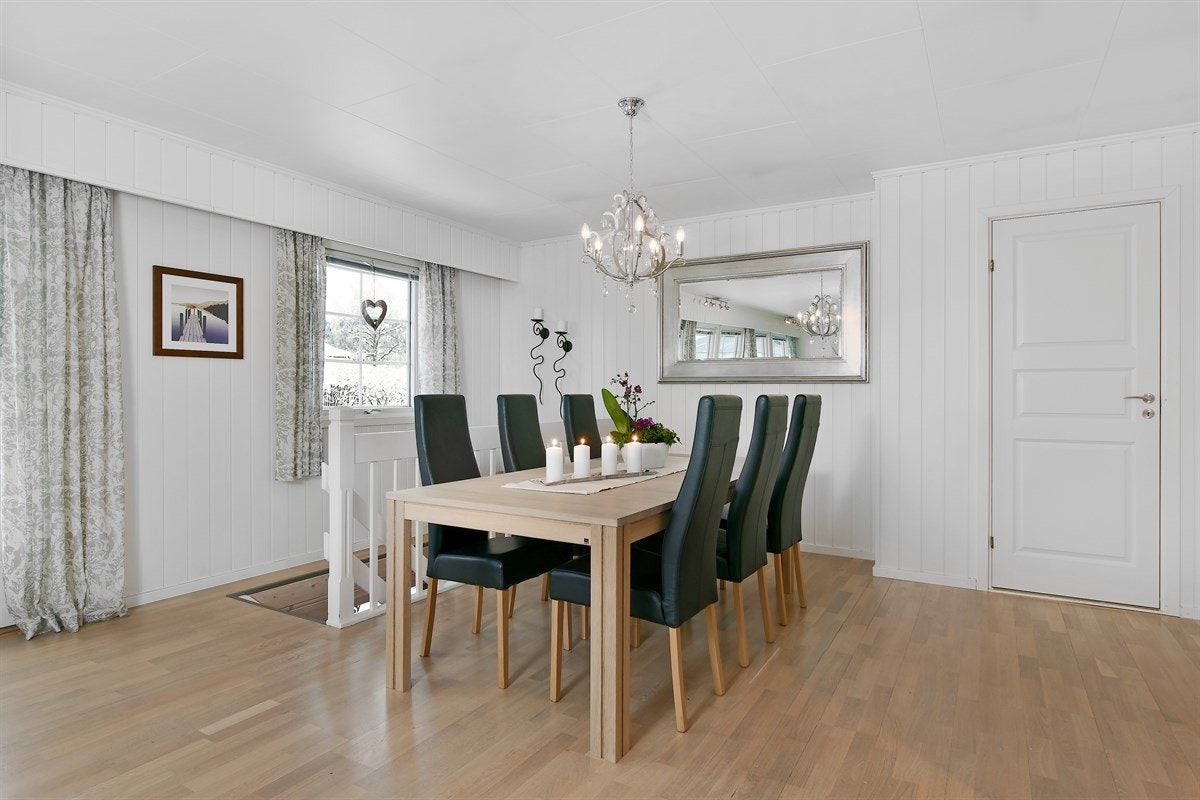 God plass for spisebord og tillhørende møblement. Galleribilde