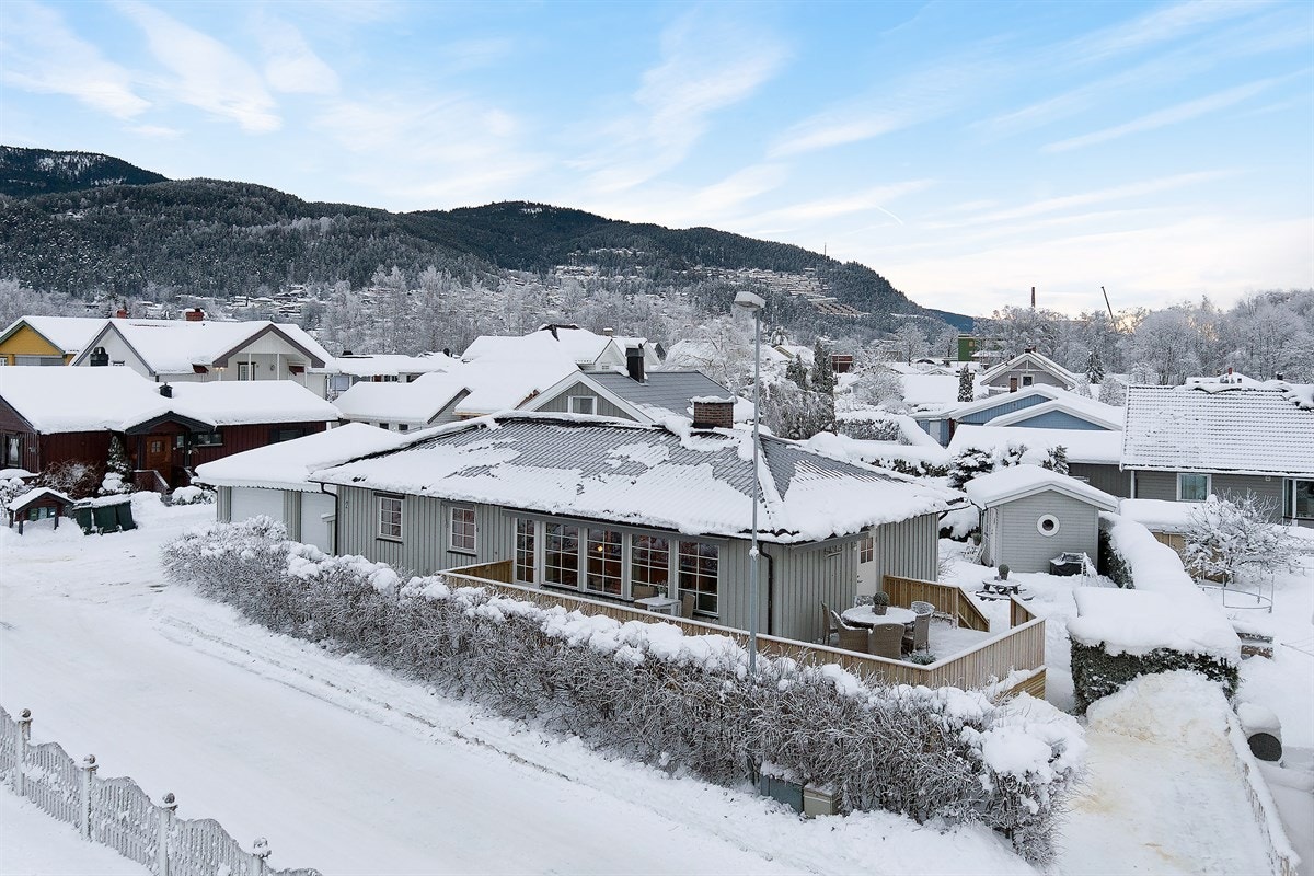 Eiendommen ligger flott til med utsikt mot elven og optimale solforhold på pent opparbeidet tomt. Galleribilde