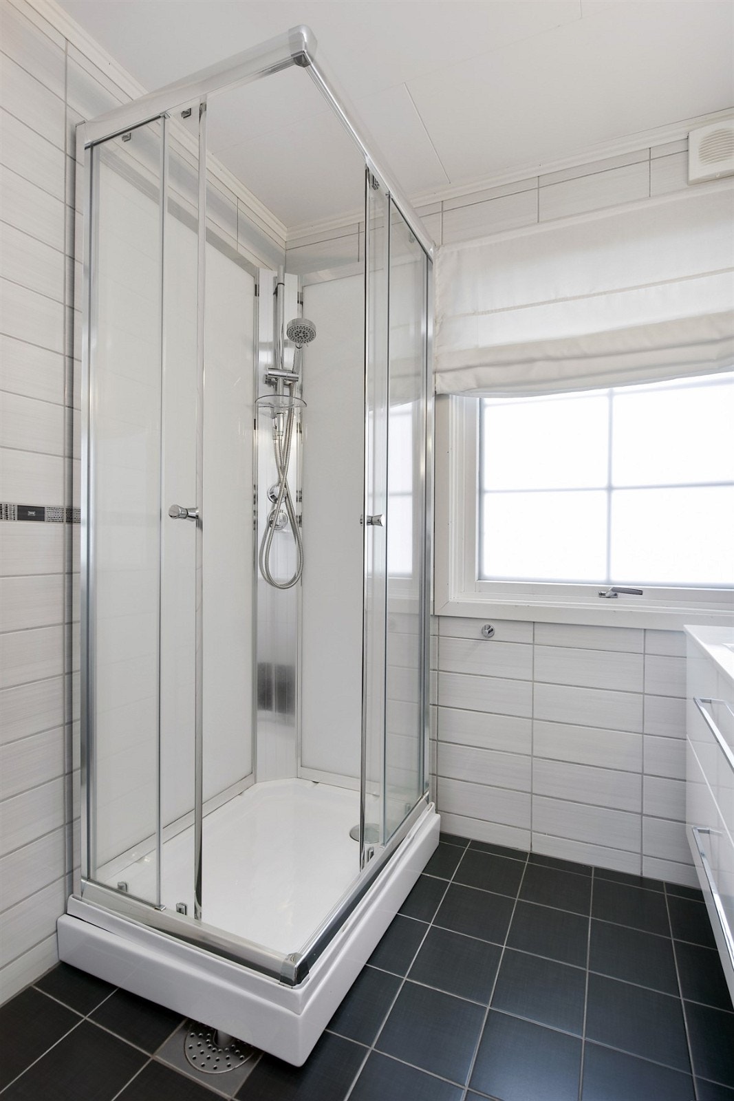 Boligen inneholder to bad, et toalettrom og separat vaskerom. Galleribilde