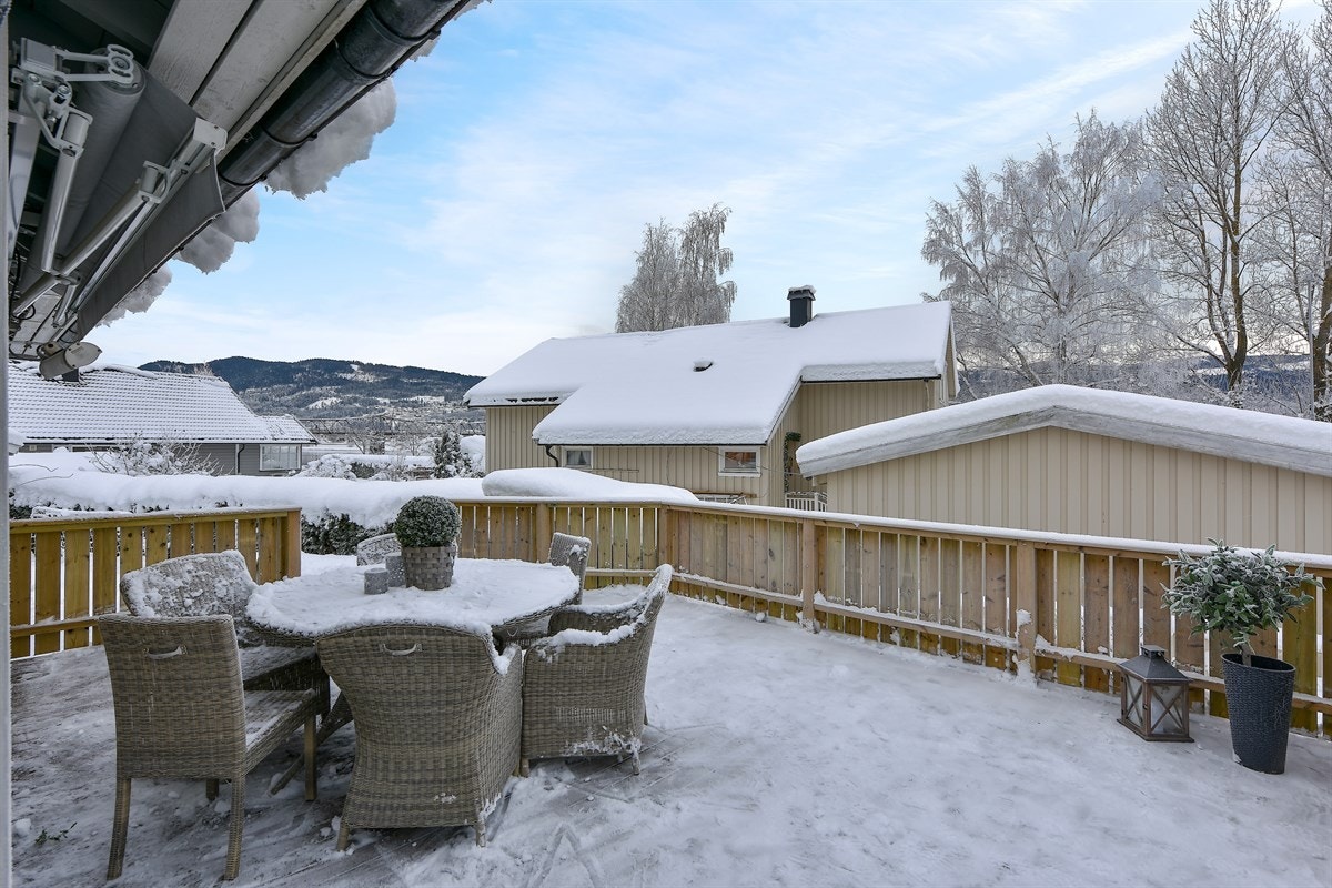 Terrassen er bygd i 2017 og har adkomst fra stue samt strekker seg rundt kort- og langside av hus. Galleribilde