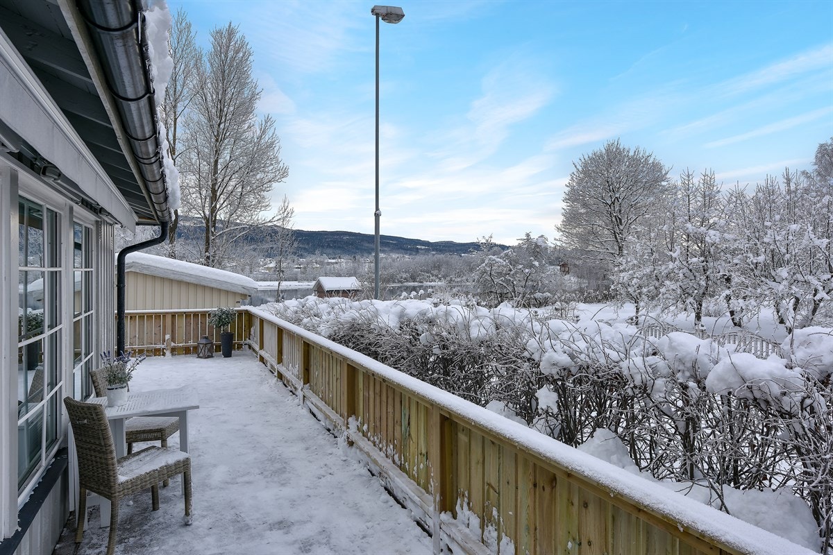 Eneboligen ligger på en velholdt og svært solrik tomt med utsikt mot elven. Galleribilde