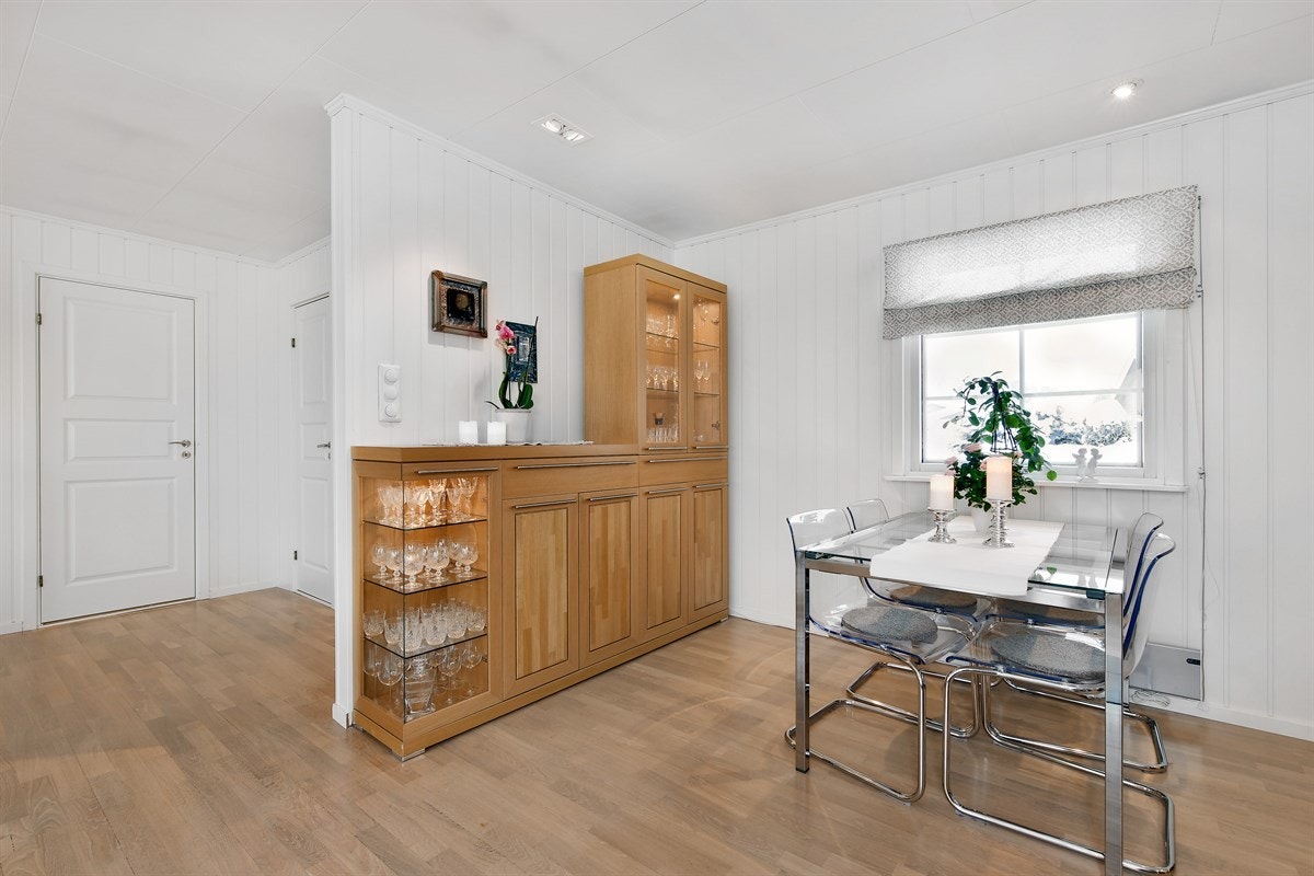 Det er meget god plass omkring i huset for skap og annet møblering. Galleribilde