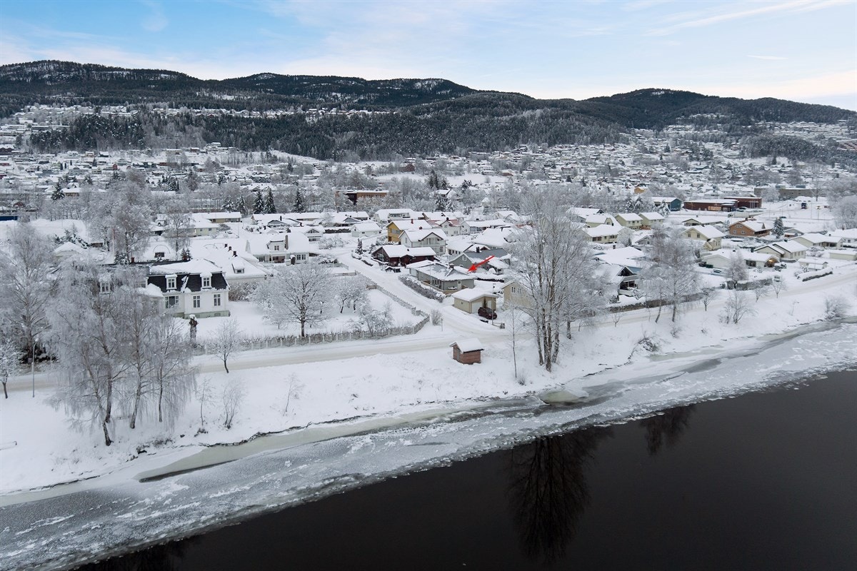 Løkka 2 er en innholdsrik og pent oppusset enebolig over to plan med sentral og meget attraktiv beliggenhet i Krokstadelva. Galleribilde