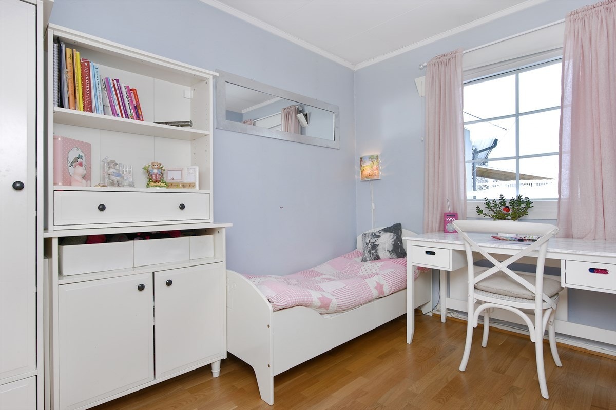 Ett av soverommene i første etasje har skyvedørsgarderobe med speilfront. Galleribilde