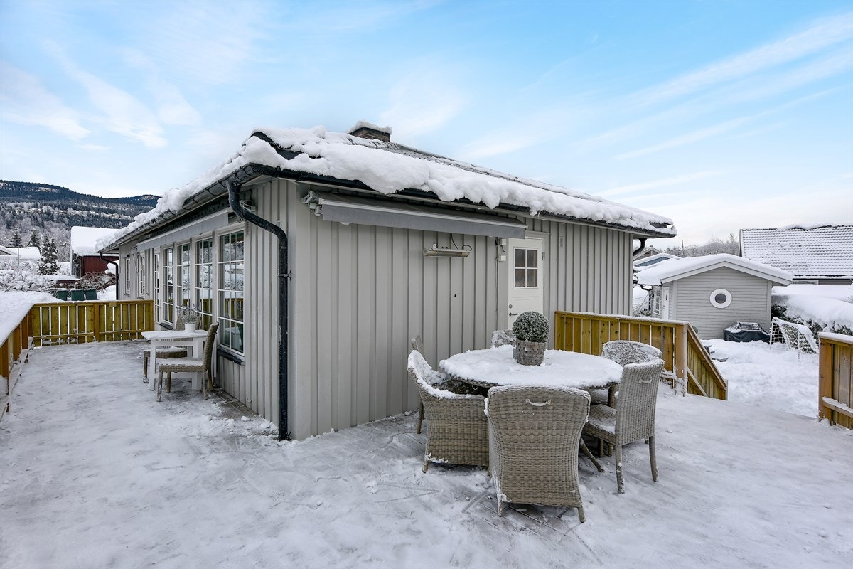 Terrassen er for øvrig utstyrt med elektrisk styrte markiser og utestikk. Galleribilde