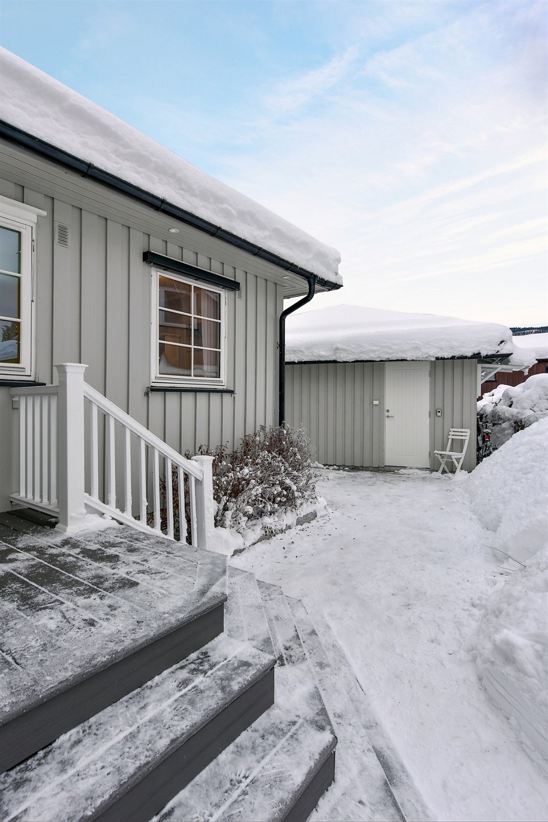 Eiendommen ligger i et rolig, attraktivt og barnevennlig boligområde i Krokstadelva i Nedre Eiker kommune. Galleribilde